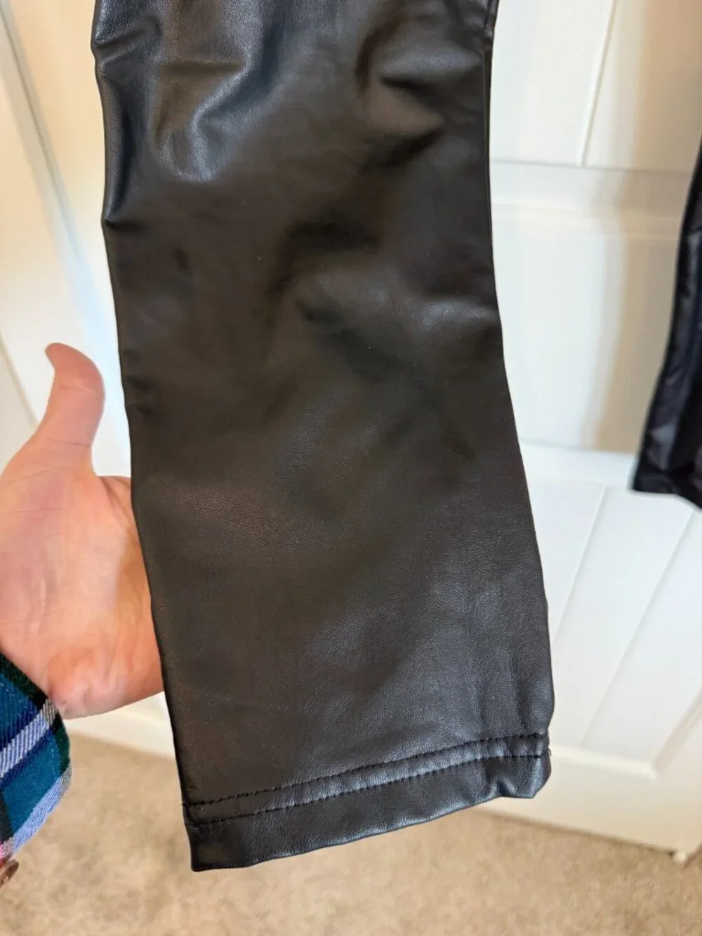 High-waisted faux leather leggings in black. Size L - Picture 3 of 6